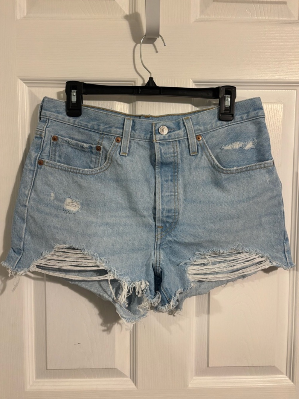 😍LEVIS 501 Light Blue Distressed Denim Shorts - size 8/10